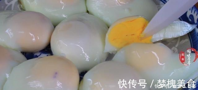 煮荷包蛋时,记得别水开下锅,掌握几个技巧,鸡蛋完整圆嫩不出沫