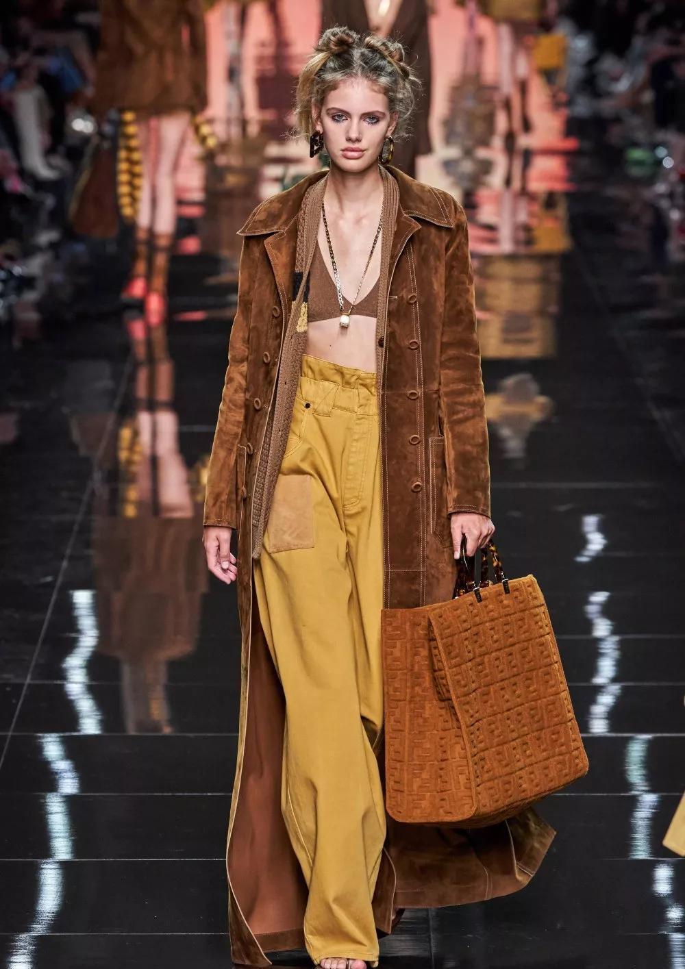 2021时尚秀场:开年时髦穿搭套路:“上短下长”,今天开始流行?