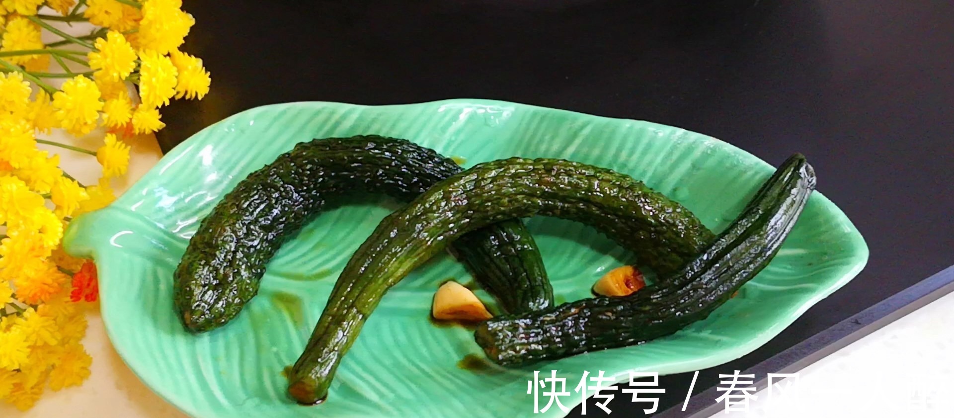 腌黄瓜时,只会加盐就外行了,多加1味调料,又脆又绿格外香!