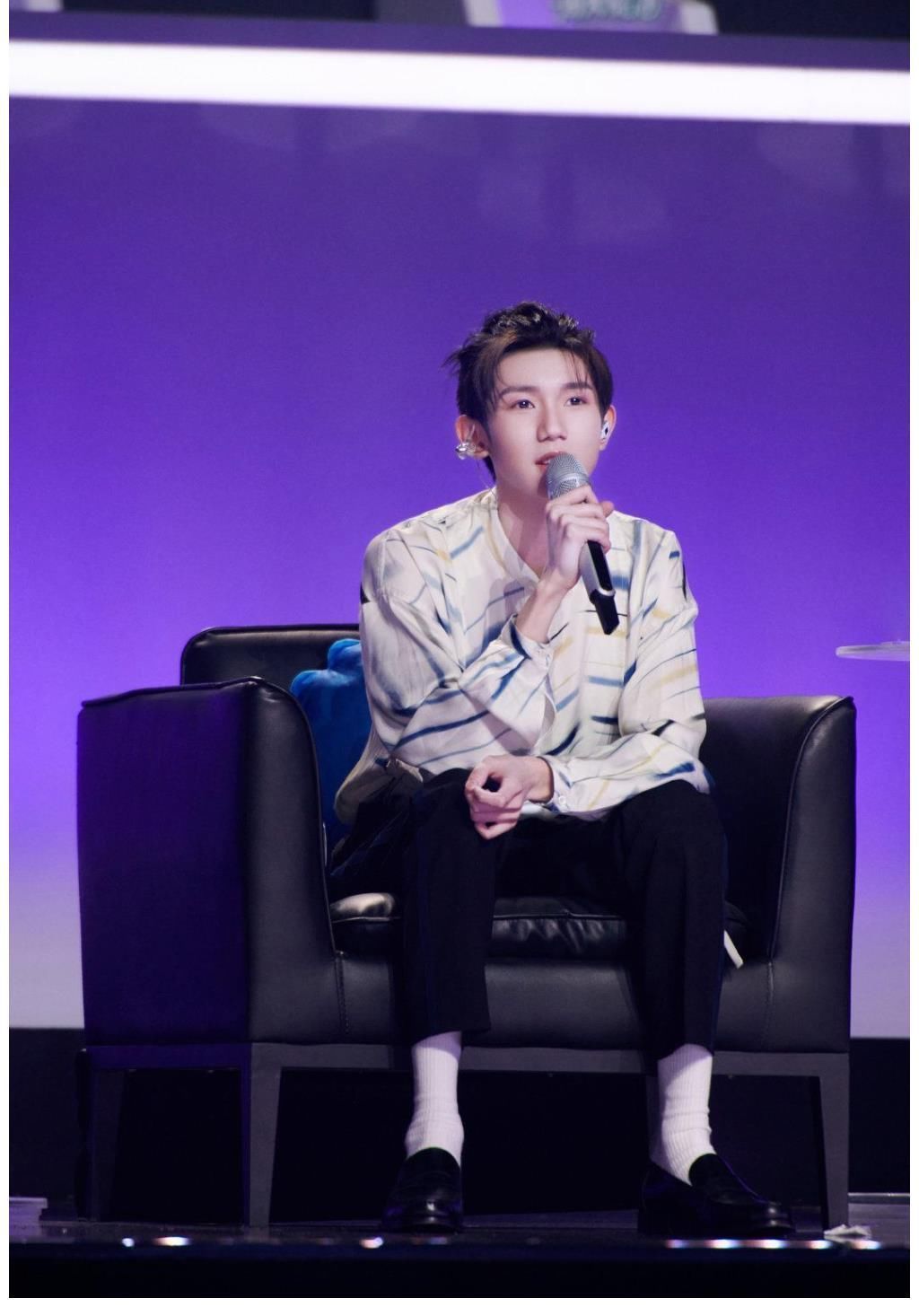 王源|没得奖却站上了舞台 谈及这件尴尬事，他点名王源，不是第一次了