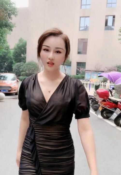 大长腿|干净白皙的女孩，穿搭一身黑色，反映“冷艳”气质
