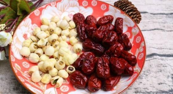 紅棗和它一起煮，頭發慢慢變黑了，皺紋消失了，氣色紅潤身體好