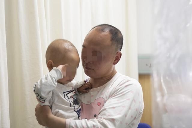 宝宝|为什么婴儿喜欢被抱着走动,大人一坐下就哭?这些原因爸妈要明白