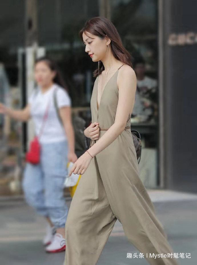 穿搭 小姐姐太会穿了!把连体裤穿出连衣裙的高级感,尽显十足的女人味