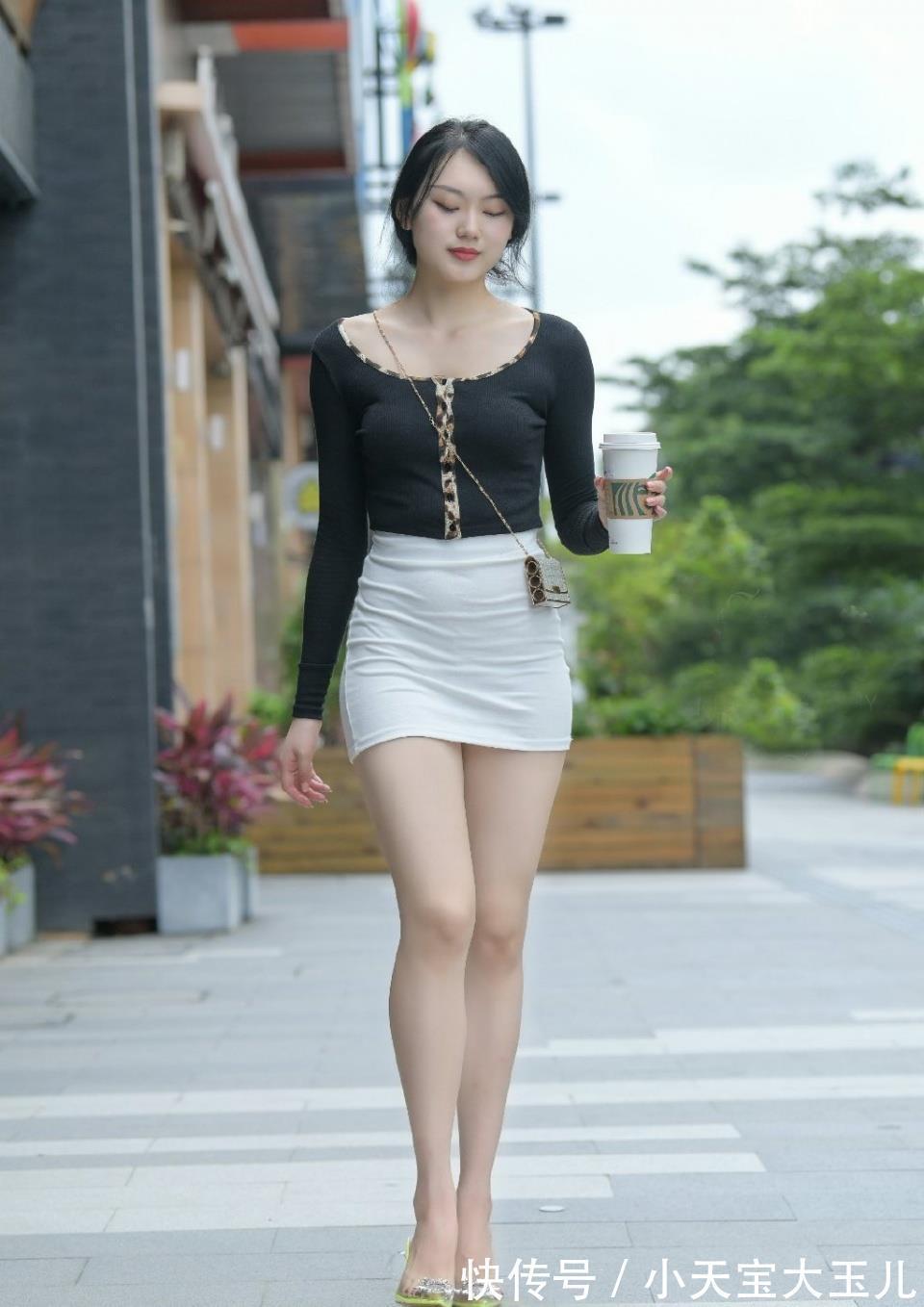 穿搭|黑与白的搭配,融入了豹纹元素,让穿搭清新靓丽又显高级美