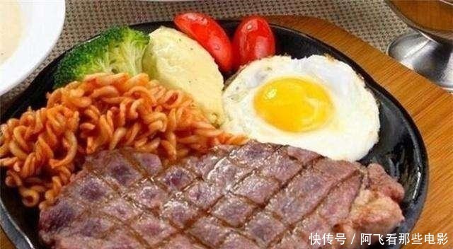 吃牛排时盘子里都有一个生鸡蛋，是用来干啥的看完别再闹笑话了