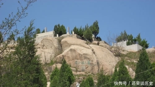 王小波墓地:墓碑是一块天然的大石头,底部凿了一个洞放骨灰盒