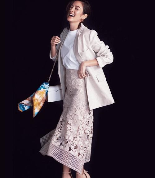 女人过了四十岁穿衣没头绪？蕾丝半身裙来几条，时尚又有女人味