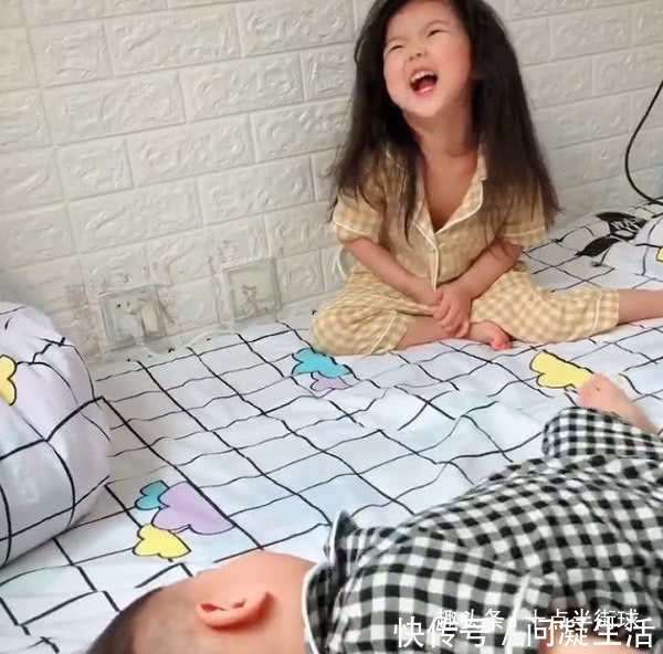 超霸道姐姐|“超霸道姐姐”欺负弟弟火了,最后魔性的笑声示意打弟弟要趁早