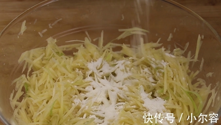 土豆饼|土豆不要炒着吃了，2分钟教你最新做法，金黄酥脆，比薯片还好吃