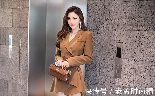 美腿|长发美女穿时尚西装裙秀美腿,搭配一双同色高跟鞋女神范十足