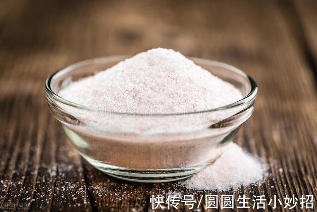 清洗床单时,在水里倒一碗,多脏的床单也能干净如新,省事又方便