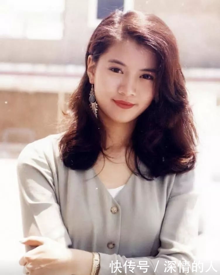 制胜|梁咏仪42岁都遮不住女神气质,波浪头+小西装简约制胜,太优雅