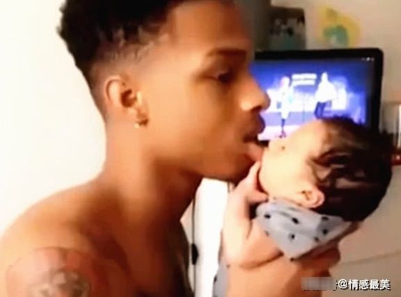 爸爸|新手爸爸亲吻女儿,而接下来女儿的反应,笑得妈妈直不起腰