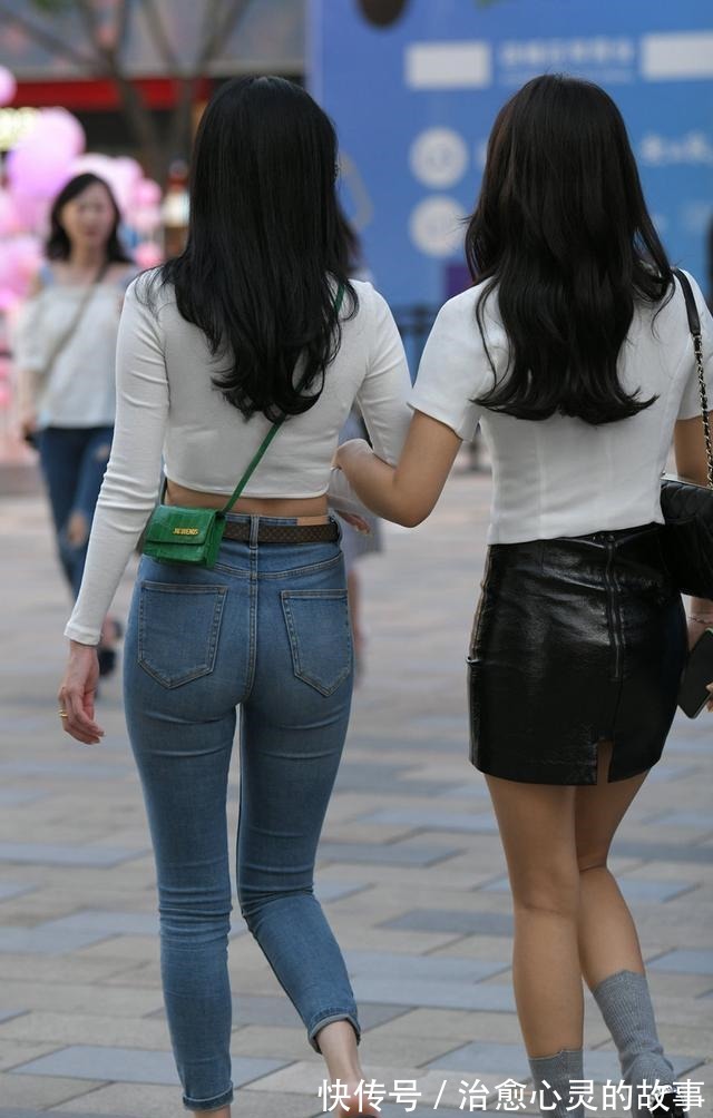 九分牛仔裤 白色长袖t恤搭配九分牛仔裤,光鲜亮丽,甜美可爱!