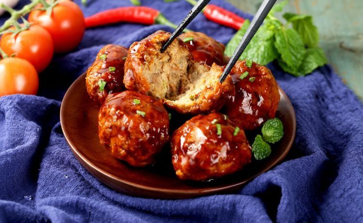 做红烧狮子头，牢记“调肉馅”方法，做好后软糯入味，口齿留香