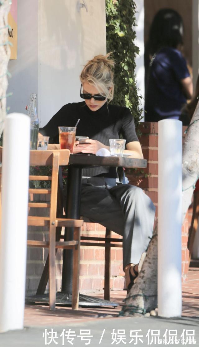 夏洛特·麦金尼穿黑上衣搭灰色阔腿裤清新洒脱