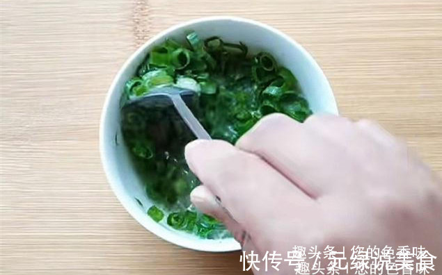 葱油饼这样做真好吃,掌握2个小窍门,柔软多层,酥脆可口。