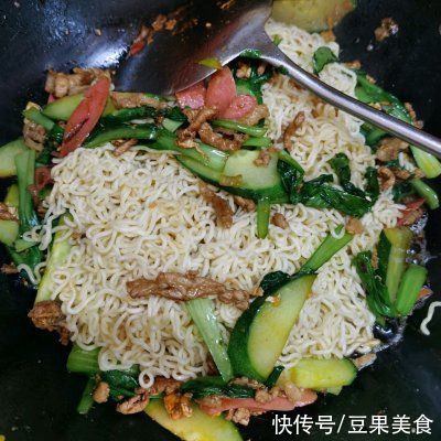 青菜肉丝|舌尖上的中国，青菜肉丝炒方便面能占一席之地