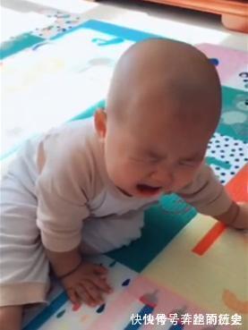 宝宝|妈妈被宝宝咬了手,装哭来“博同情”,宝宝的反应却让她暖暖的