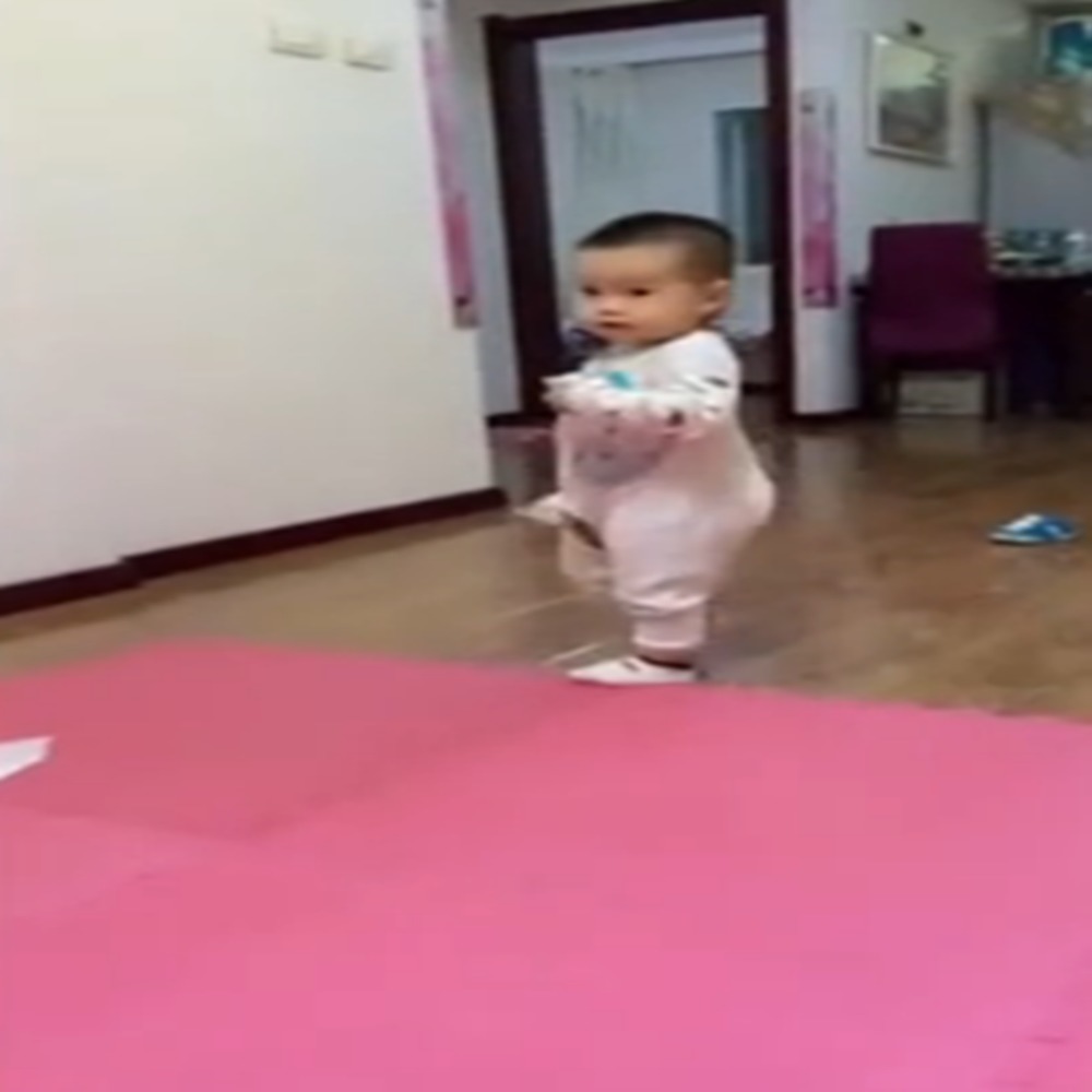 宝宝|奶奶带三胞胎孙子,这样的带娃方式太奇葩,网友:让人后怕