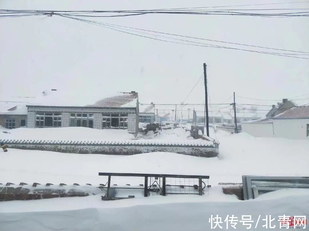 通知|?暴雪下的北方：一米多高的雪堵住家门、外卖员徒步送餐…