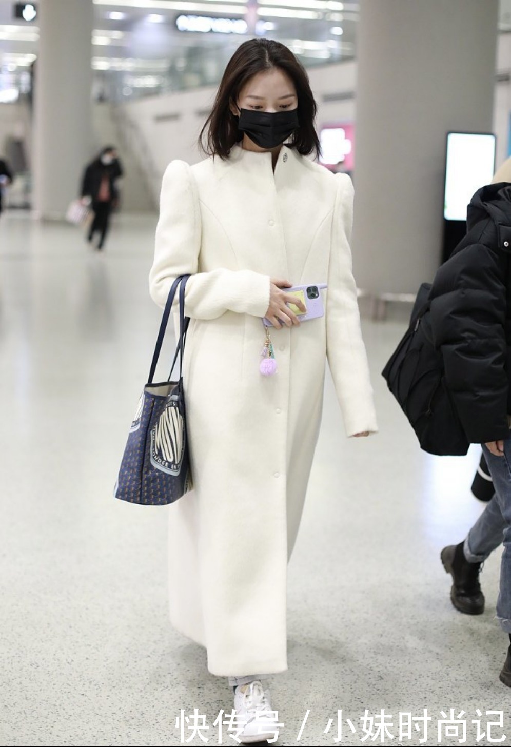 刘雯穿黑色大衣高级感十足!纯色大衣穿起来不仅不单调,反而时髦