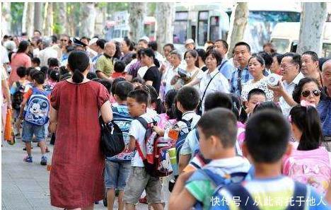 毁掉|“娃上学,我一天接送8趟”,专家接送孩子,是毁掉孩子的毒药