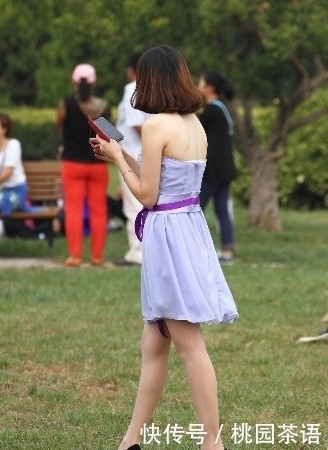 街拍:伴娘们穿上粉色露肩短裙,搭配肉色丝袜高跟鞋,简约又美丽