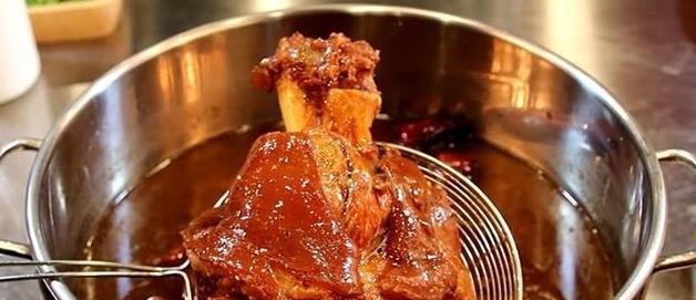 大厨教你做酱肘子、酱猪蹄,软糯香嫩、酱香浓郁,“配方”要收藏
