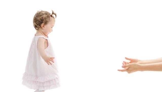 对于孩子来说,到底是纸尿裤好还是拉拉裤好呢