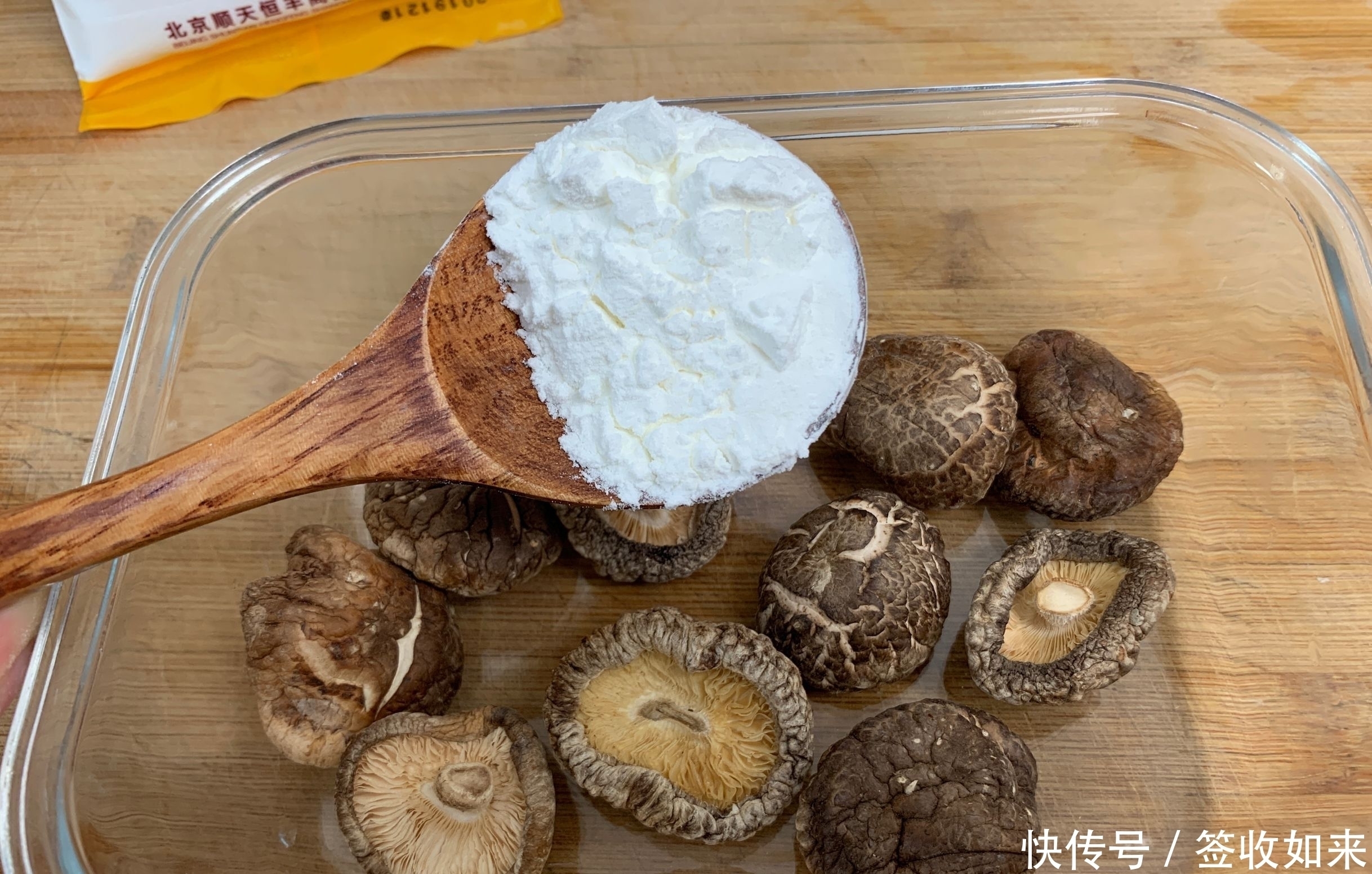 泡发干香菇,到底用热水还是凉水?原来一直做错,难怪营养流失