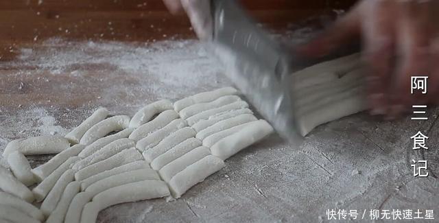 入适量|糯米粉这样做真是太香了,开水一烫,香甜酥脆,出锅全家抢着吃!