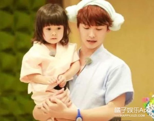 還記得《放開我北鼻》哈琳嗎？她和易烊千璽拍戲了。