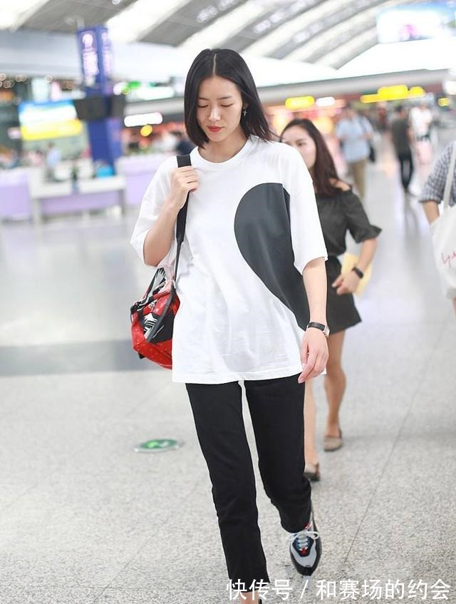 tips 33岁刘雯终于奢侈一回,穿4000T恤去罗马旅游,这打扮真是超模!