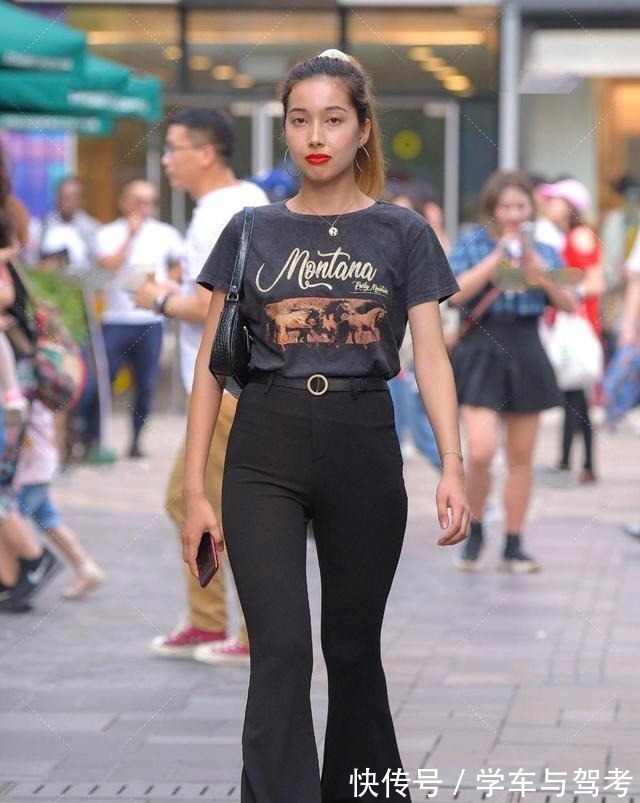 裤子 灰色个性短袖搭配黑色打底裤,显示肩颈线条,拉长腿部的长度,!