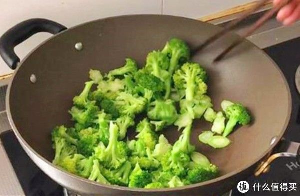 口感|西兰花焯水直接炒都不对！这样做太香了