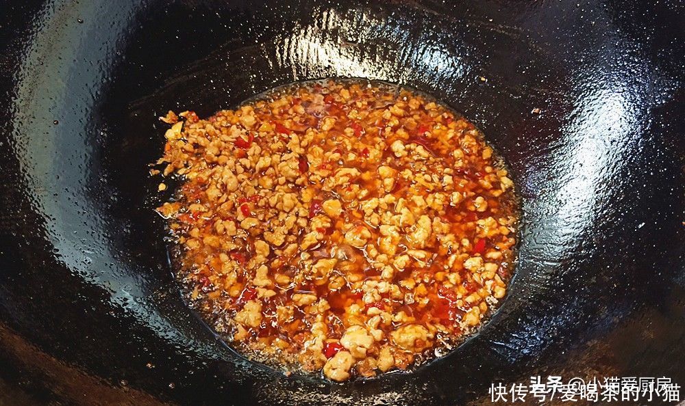 肉末|教你“肉末豆角”这么做，成菜酸甜微辣，用它来下饭相当的过瘾