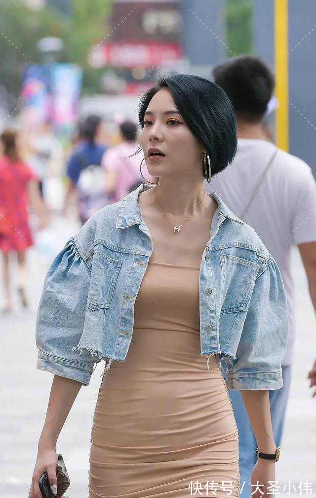 大长腿|美女街拍:青春朝气的连衣裙装扮更显别样的韵味,显得美腿修长,简约干练