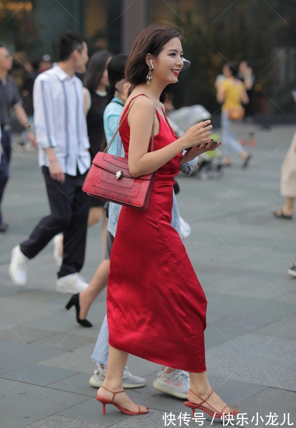 衣品|街拍：这位小姐姐不仅衣品强大，而且还特别大胆，堪称惊艳