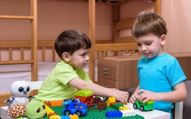 原生家庭|越聪明的孩子越难带,李玫瑾孩子3个“烦人”行为,家长该高兴