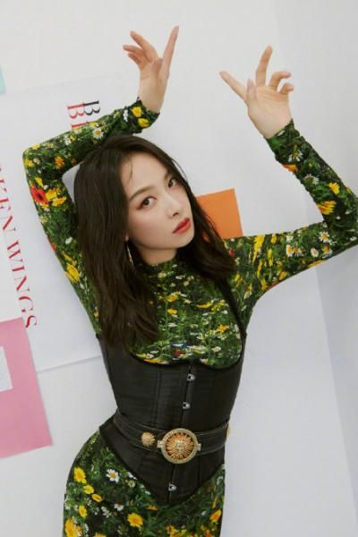 宋茜全新迷彩服亮相创造营,连衣裙加长靴,能直接出道了