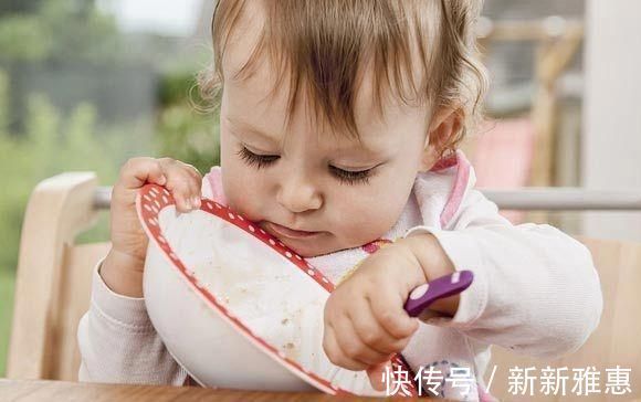 妈妈们|培养宝宝自己吃饭妈妈们牢记这几个小窍门,宝宝吃饭不再难