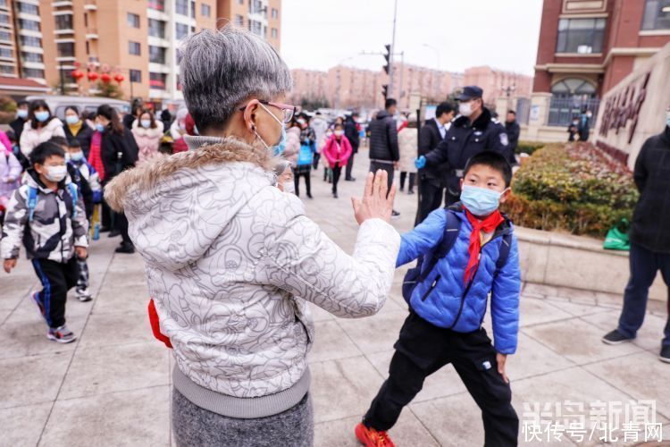 青岛青山路小学：萌娃开学啦