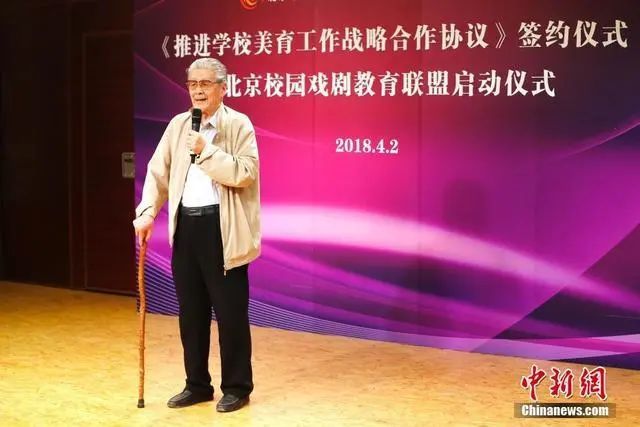 话剧|童年记忆里的“姜子牙”,获颁“七一勋章” !他还有个身份...