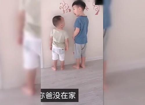 多子|兄弟俩弄坏妈妈化妆品被罚站,之后哥俩的对话,让妈妈忍不住偷笑