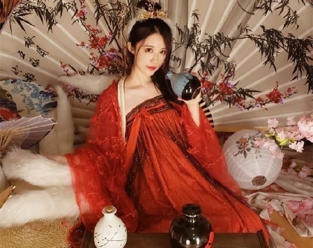 古装造型|当网红COS古装,蔡萝莉搞笑,刀小刀违和,而她代表“东方美”!