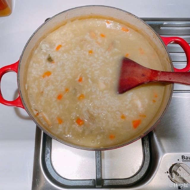 44岁林心如亲自下厨做鲍鱼干贝粥,吐槽女儿小海豚太挑食了