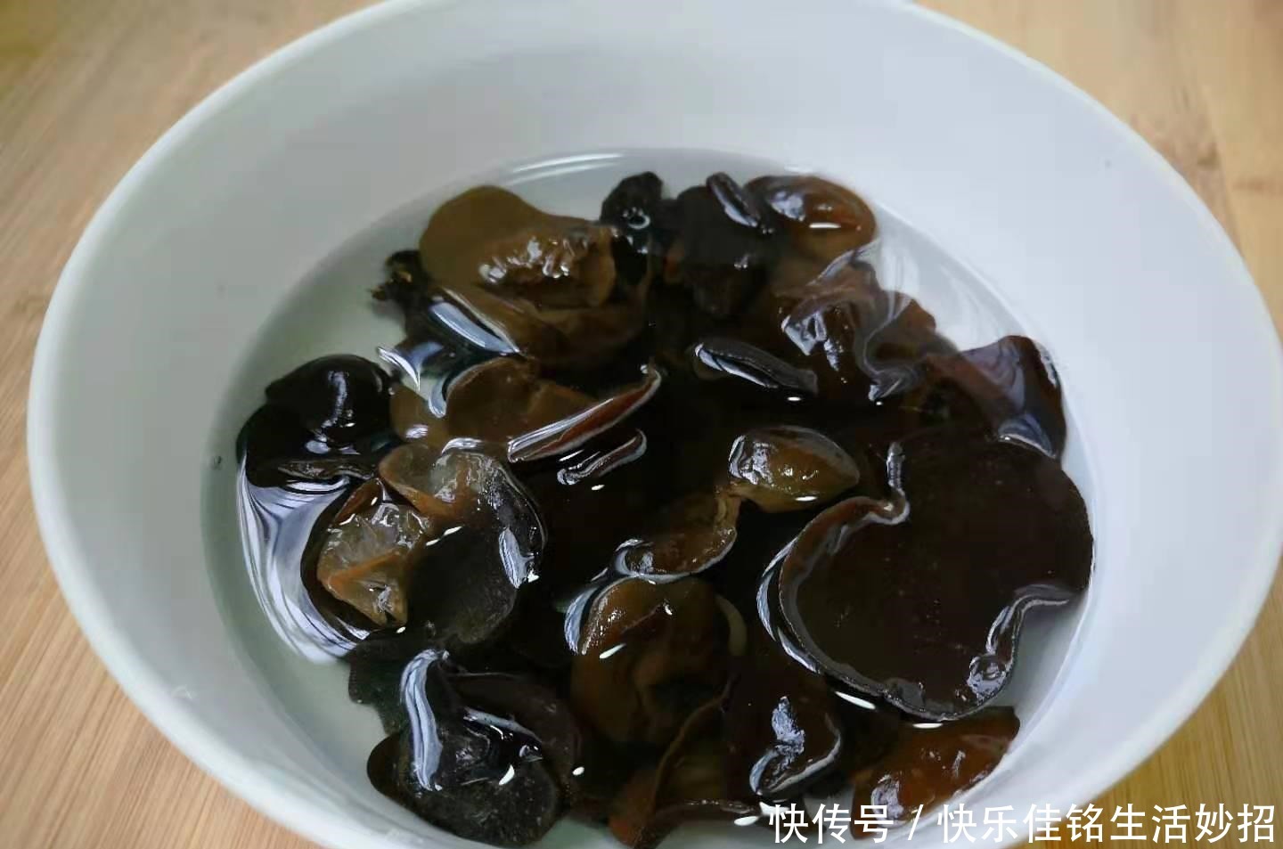 韭黄炒木耳|这菜和黑木耳是绝配,简单一炒,清肠又去脂,正当季,要多吃!