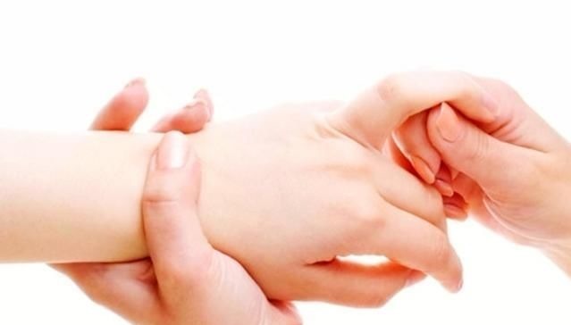 通神穴|老中医:手上有一“通神穴”,长按护肝防耳鸣,了解一下